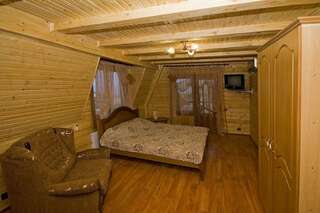 Гостевой дом Alliat Судак Улучшенный трехместный номер с видом на море-3