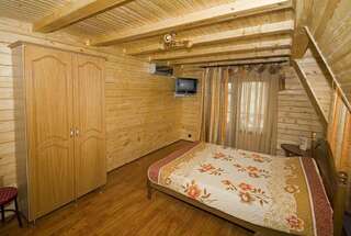 Гостевой дом Alliat Судак Улучшенный трехместный номер с видом на море-2